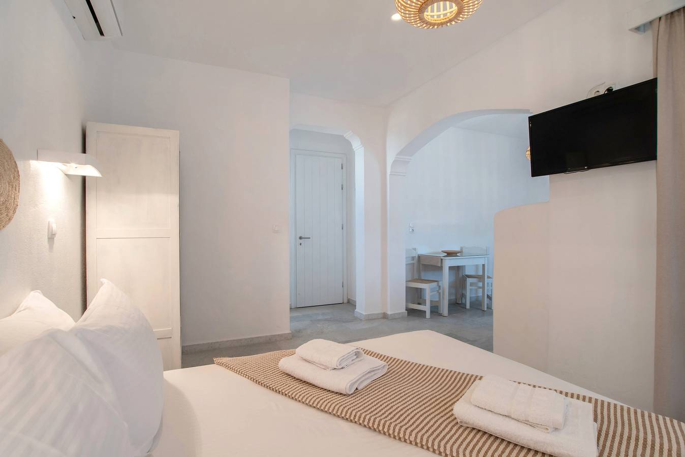 Entire studio, Studio Apartment 'Maroulis Studios -  8' with Private Garden, Wi-Fi and Air Conditioning in Cyclades