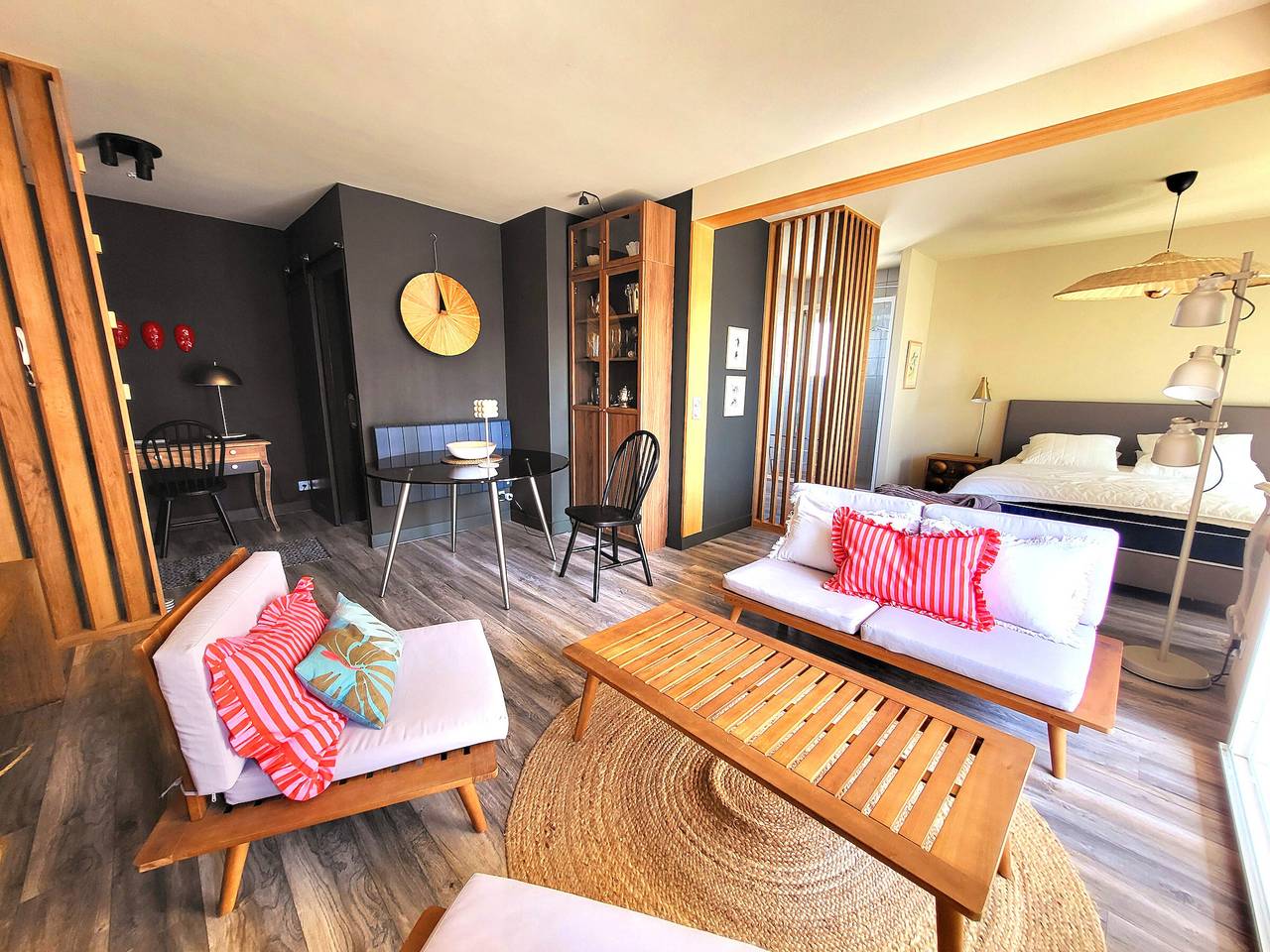 Appartement entier, Appartement moderne rénové - Face mer - Terrasse - Wifi gratuit in Les Sables-d'Olonne, Vendée