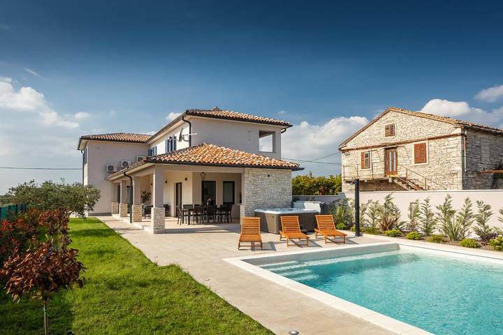 Ferienhaus für 8 Personen, mit Balkon und Whirlpool sowie Terrasse und Garten