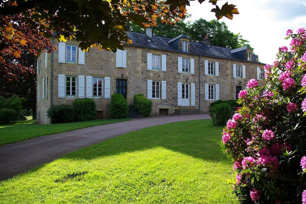 Maison de caractère indépendante avec piscine privative couverte in Lanouaille, Périgord Vert