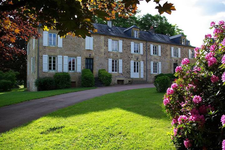 Location de vacances pour 15 personnes, avec terrasse et jardin à Lanouaille
