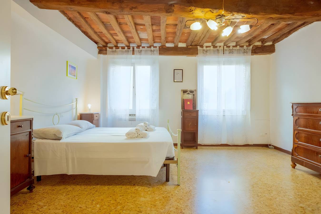 Entire apartment, Apartment 'La Finestra Sull'anfiteatro' with Air Conditioning in Lucca, Lucca Province