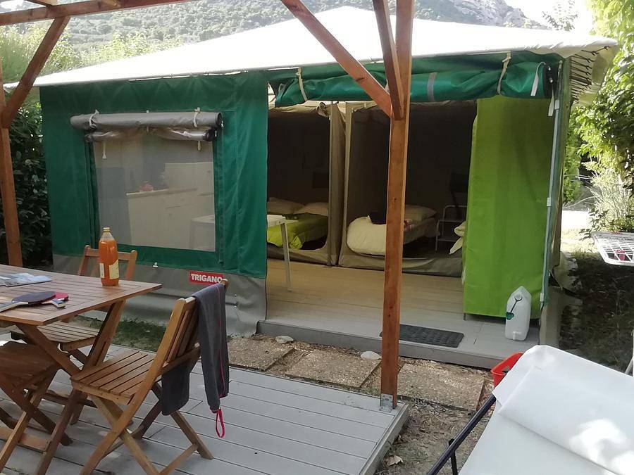 Camping La Fontaine D'annibal - Bungalow de lona 4 personas - Bungalow de lona (2 habitaciones, 21m²) - Sin instalaciones sanitarias (sin Wc, sin cuarto de baño) in Buis-les-Baronnies, Región de Nyons