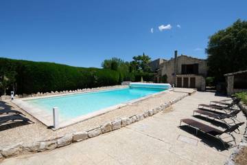 Location de vacances pour 8 personnes, avec jardin à Mouriès