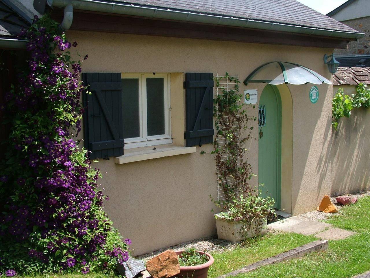 Gîte médiéval avec détente spa, salle cinéma, Wifi et animaux admis in Saint-Péreuse, Parc naturel régional du Morvan