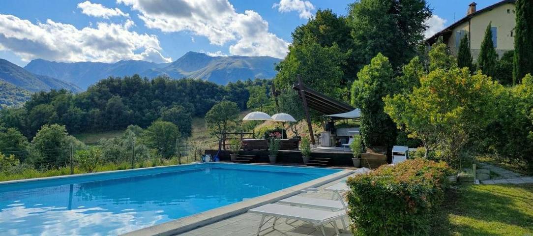 Agriturismo per 4 persone, con Terrazza e Idromassaggio nonché Giardino e Piscina in Parco nazionale dei Monti Sibillini
