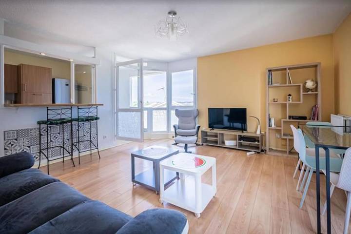 Gîte pour 4 personnes, avec Balcon ainsi que Terrasse et Vue dans Piscine Olympique D Antigone