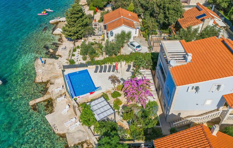 Gemütliche 2-Zimmer-Wohnung mit Pool, Terrasse und Zugang zum Strand in Razanj, Šibenik-Knin