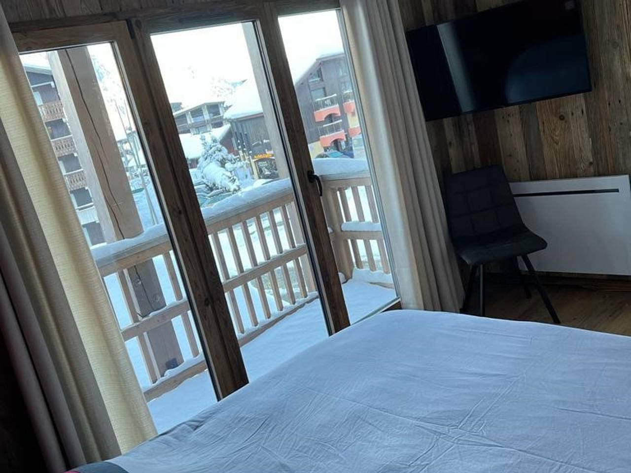 Apartamento entero, Apartamento moderno en el centro con aparcamiento y mascotas permitidas - 6 pers. in Les Carroz, Arâches-la-Frasse