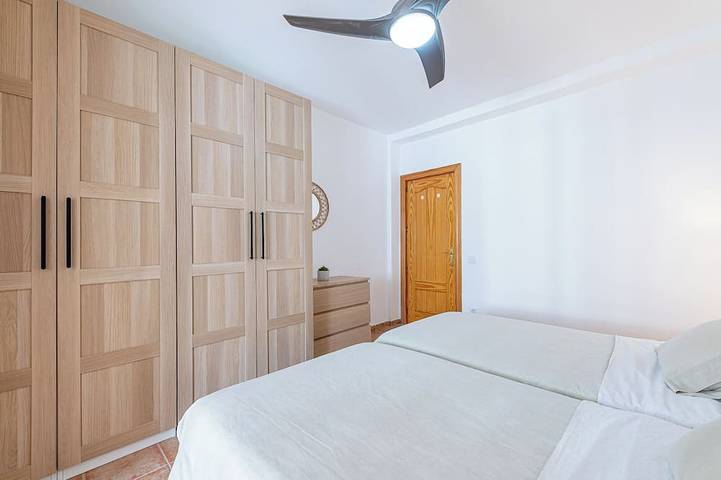 House 2 minutes from the beach. Furnished terrace, barbecue and sea and mountain views in Benalmádena Costa, Benalmádena