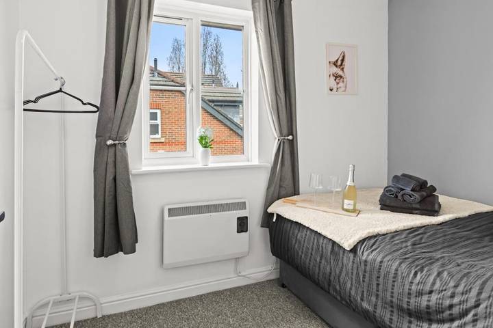 Entire apartment, Arosa Escape- Modern2 bed suite,Sleeps 5,Free Parking,Ps4,Kingbed,Wifi,Near Christies in Manchester, Greater Manchester