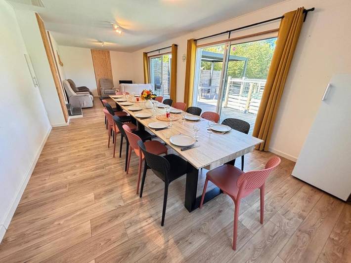 Location de vacances pour 14 personnes, avec Terrasse ainsi que Jardin et Piscine à Largeasse