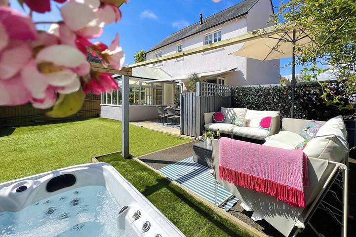 Cottage for 6 people, with garden and hot tub, with pets in Stoke Gabriel