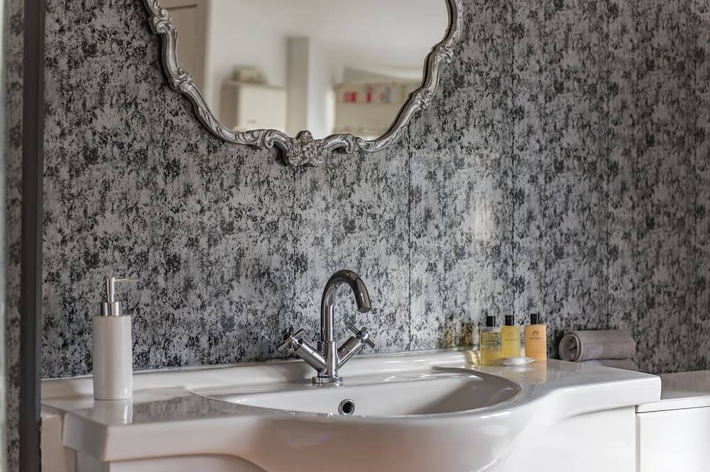 Cosy and quirky seaside cottage in the heart of Deal's conservation area in Deal, Kent