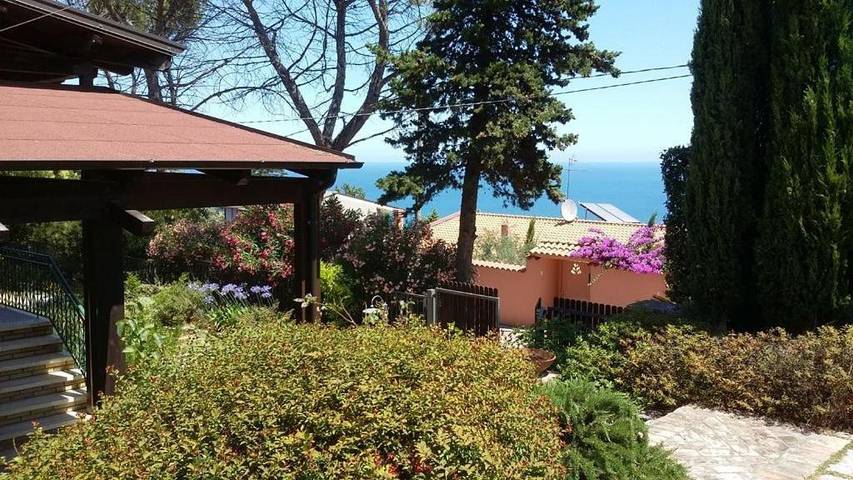 B&b per 4 persone, con Balcone e Terrazza nonché Giardino e Panorama a Roseto degli Abruzzi