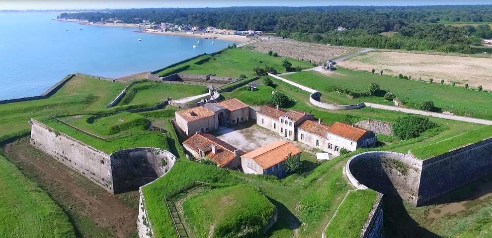 Location de vacances pour 2 personnes, avec jardin et vue à La Flotte