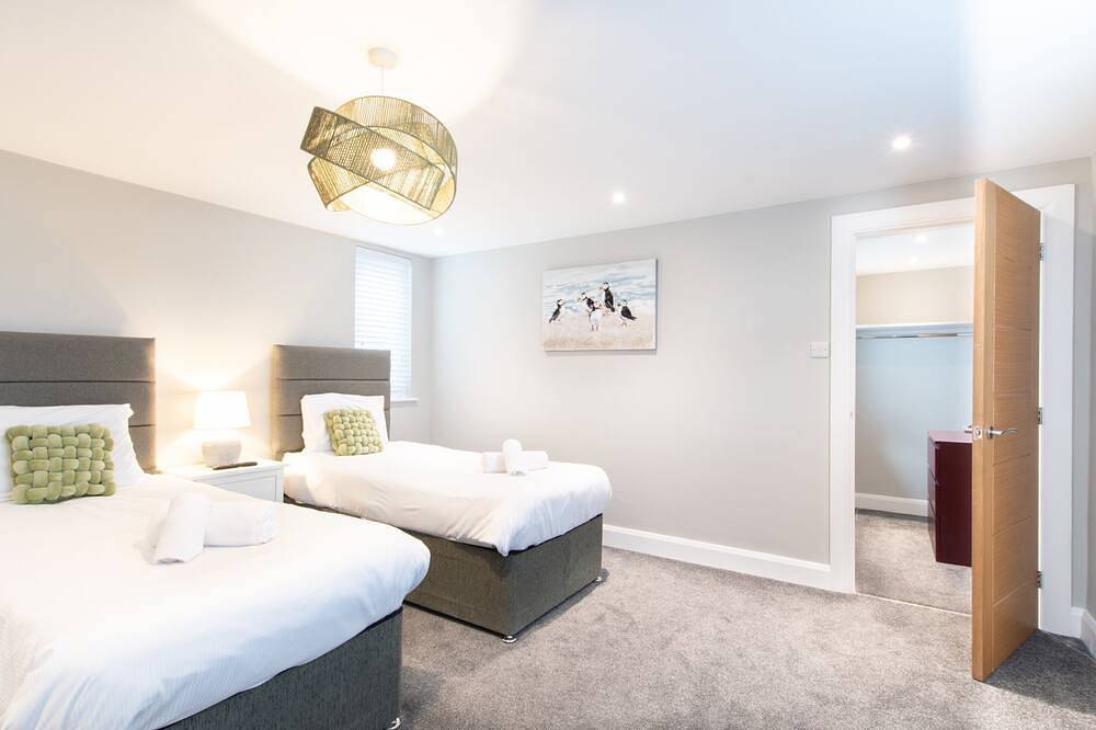 Modern-Ferienhaus-Ensuite mit Badewanne und Dusche in Tweedmouth, Northumberland