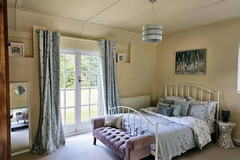 Large Farmhouse Cottage set in semi rural Surrey location, close to Guildford in Worplesdon, Guildford