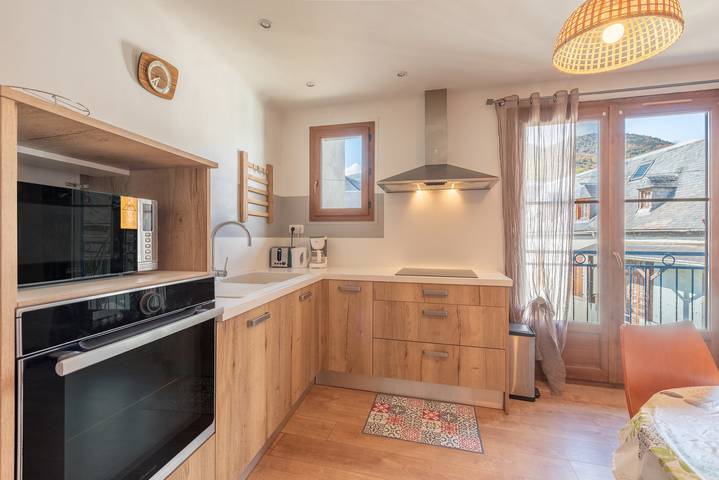 Entire apartment, Apartment 'Gîte Au Coeur D'Arreau' with Mountain View and Balcony in Arreau, French Pyrenees