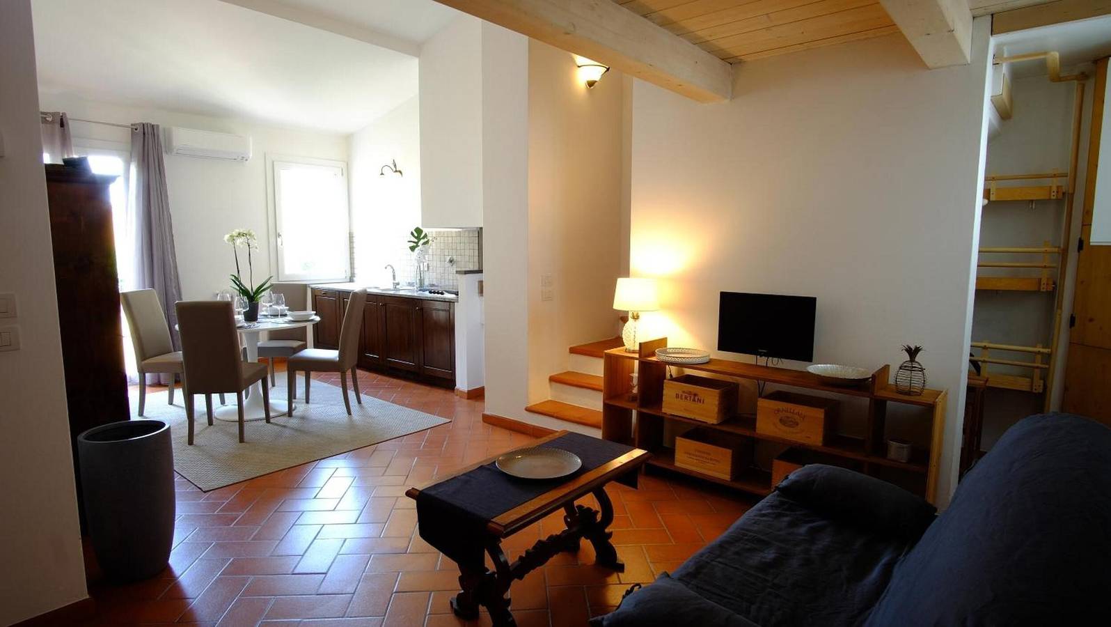 Hel lägenhet, Apartment 'Borgo Pinti 49' with Private Terrace, Wi-Fi and Air Conditioning in Florence City Centre, Florens
