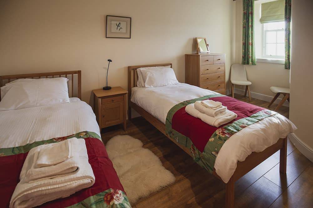 Castle Cottage - sleeps 6 guests  in 3 bedrooms in Lewis and Harris, Äußere Hebriden
