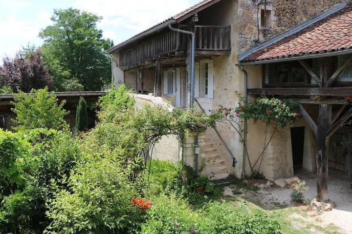 Location de vacances pour 10 personnes, avec jardin à Milhac-de-Nontron
