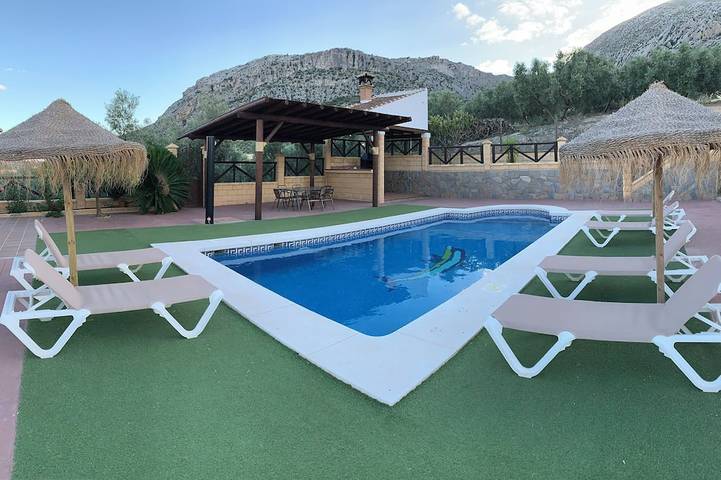 Apartamento para 12 personas, con terraza y jardín, Se admiten mascotas en Valle de Abdalajís