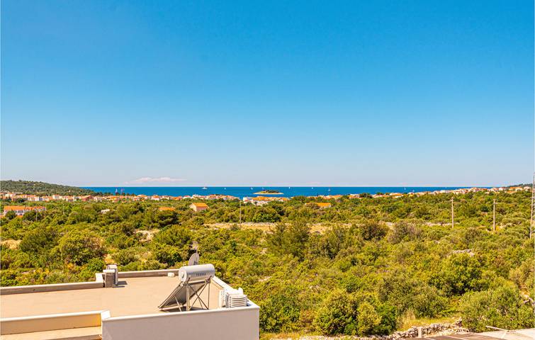 Un apartamento con encanto a 2 km de la playa: apartamento junto a la piscina con terraza y cocina in Rogoznica, Condado de Šibenik-Knin