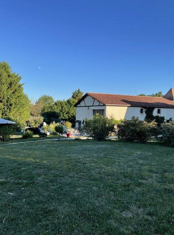 Gîte pour 16 personnes, avec terrasse ainsi que jardin et piscine