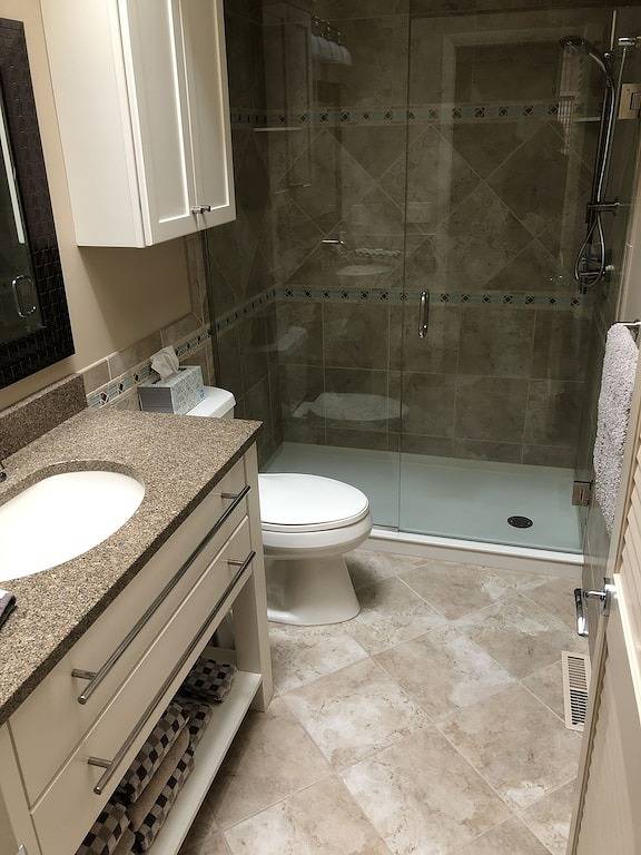 Ein bewaldetes Creekside-Haus in Macatawa macht es einfach, sich zu entspannen und einen Urlaub zu genießen! in Macatawa, Allegan County