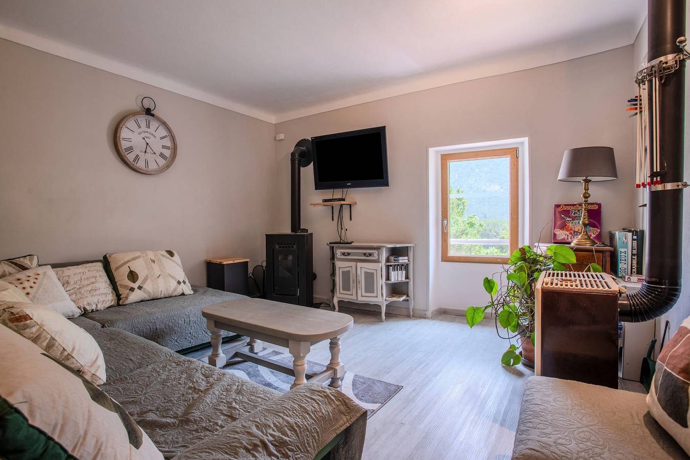 Ganze Wohnung, Ferienwohnung 'Authentique Et Confortable' mit Gemeinschaftsgarten in Valderoure, Cannes und Umgebung