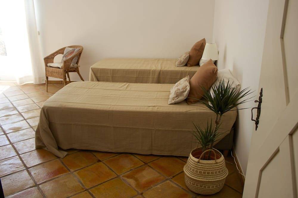 Wunderbares Haus, 6 Schlafzimmer, Garten,  Pool - Budens, 3km von Salema Strand in Budens, Faro Distrikt
