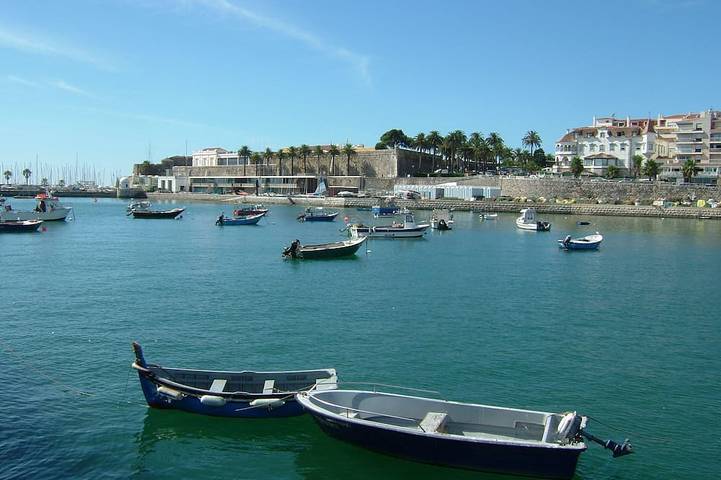 Vacation rental for 2 people, with pool and yard in Cascais
