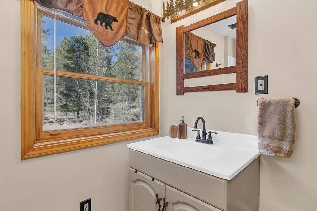 Arapaho Forest Lodge w/ Hot Tub + Games | Dogs Ok in Arapaho and Roosevelt National Forests