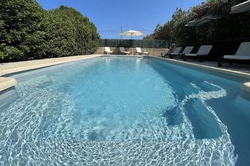 Cottage pour 4 personnes, avec terrasse ainsi que jardin et piscine à Aléria