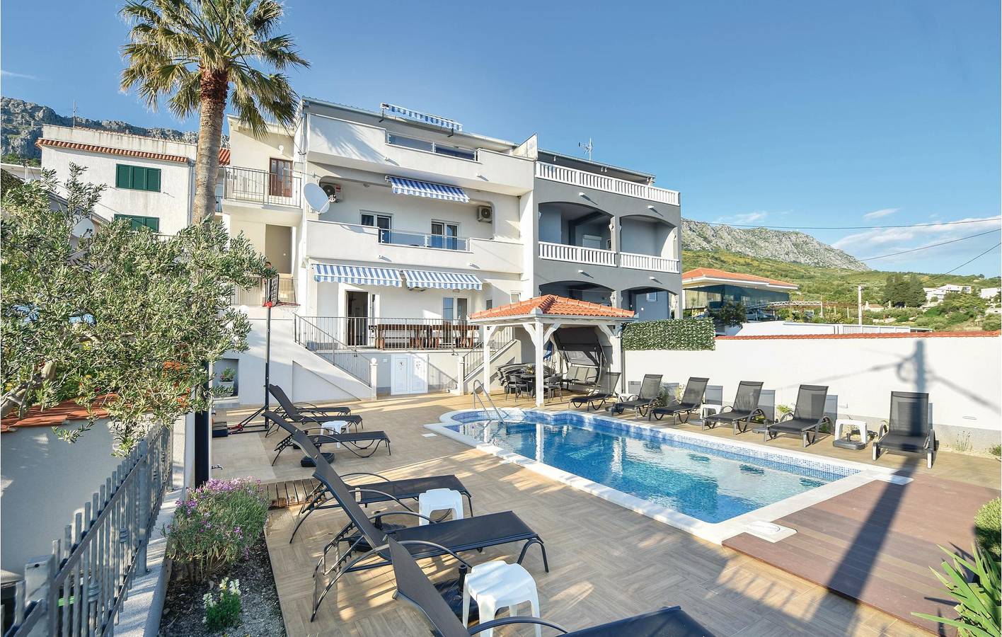 Reizende 2-Zimmer-Wohnung mit Pool und Terrasse, 1 km vom Strand entfernt in Jesenice, Split-Dalmatien