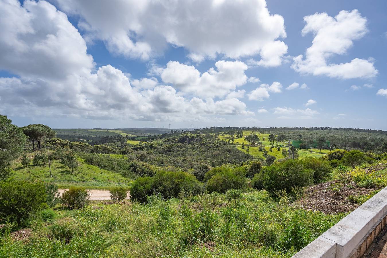 Villa 'Alto Da Lua' mit Meerblick, Gemeinschaftspool und Wlan-Zugang in Bordeira, Faro Distrikt