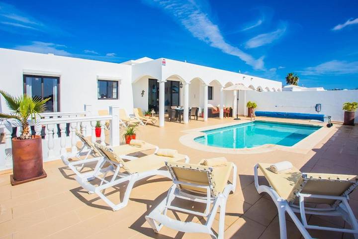 Chalet para 8 personas, con terraza además de piscina y jardín - 1