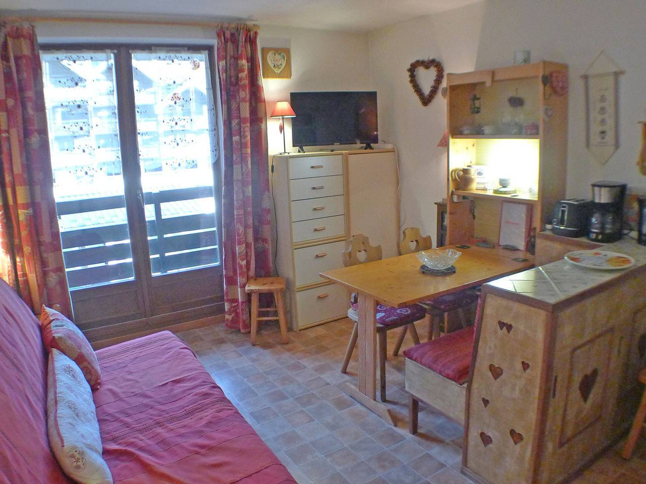 Estudio entero, Estudio acogedor en el centro de Samoëns con aparcamiento privado, cerca de comodidades in Samoëns, Region Bonneville