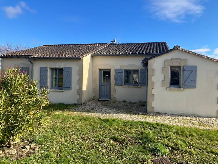 Gîte pour 6 personnes, avec piscine, adapté aux familles à Chalais
