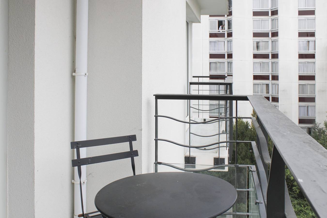 Entire studio, Bright studio apartment with parking and balcony  in Issy-les-Moulineaux, Hauts-de-Seine