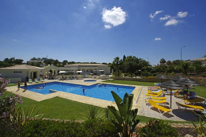 Maison d’hôte pour 4 personnes, avec Balcon et Terrasse ainsi que Jardin et Bassin pour enfant à Lagoa