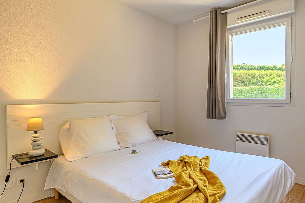 Entire apartment, Cosy T2 à 10 min de la plage | Piscine extérieure in Plescop, Côte des Mégalithes