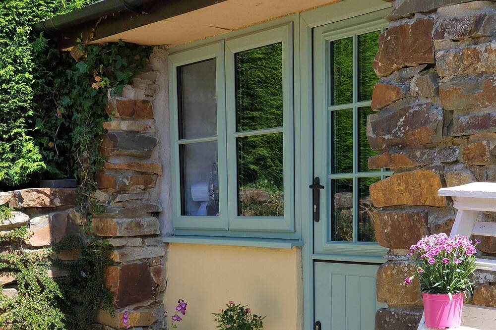 The Bothy nr Tenby: Hottub, 84\"Projector, 4Posterbed in Pembrokeshire