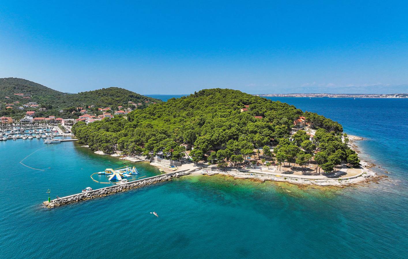 Ganze Ferienwohnung, Reizendes Apartment mit Meerblick, Terrasse und Parkplatz in der Nähe des Strandes V. Sabuša in Kukljica, Insel Ugljan