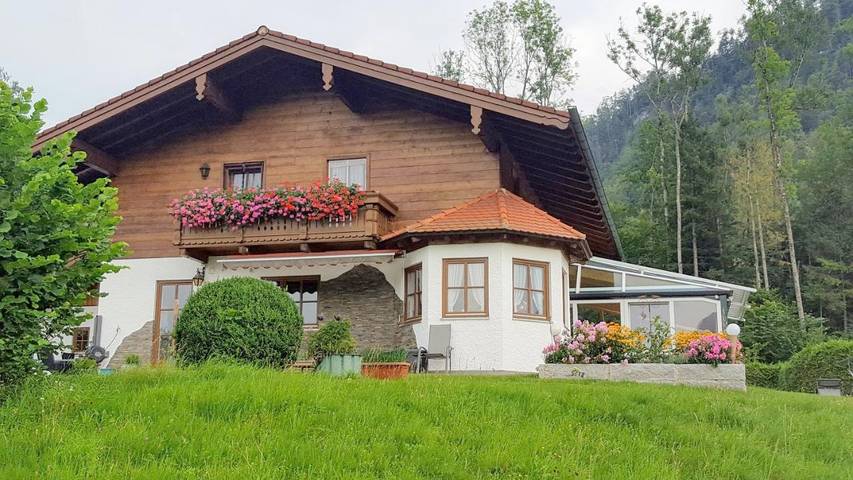Ferienwohnung für 3 Personen, mit Balkon und Terrasse sowie Garten und Ausblick in Marktschellenberg