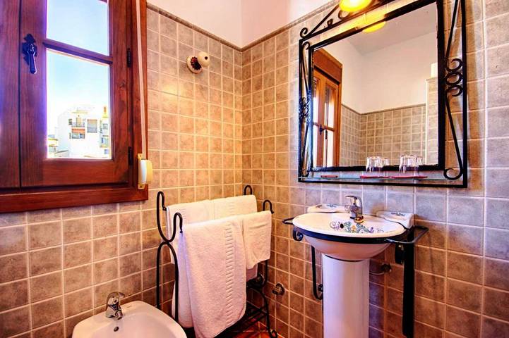 Hotel para 3 personas, con terraza y vistas además de piscina y vistas al lago en Alcaucín - 2
