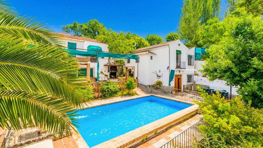 Location de vacances pour 10 personnes, avec Balcon/Terrasse ainsi que Jacuzzi et Piscine à Priego de Córdoba