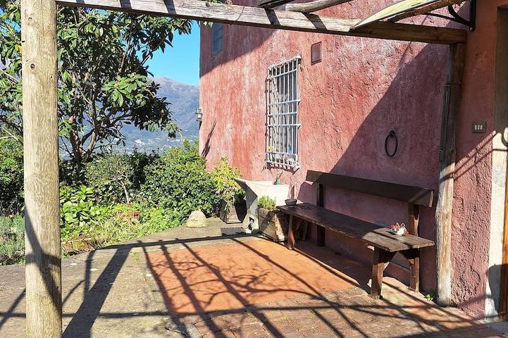 Agriturismo per 6 persone, con giardino e terrazza in Massarosa
