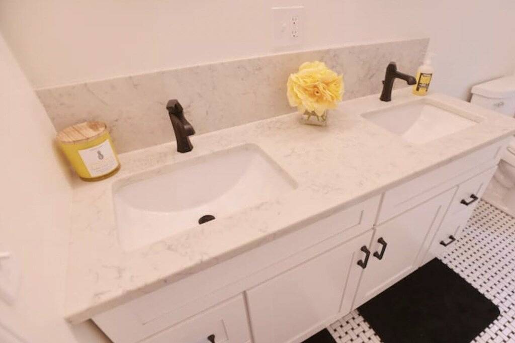 Luxe, very private retreat with a large yard & fire pit in Bristol (RI), Bristol County